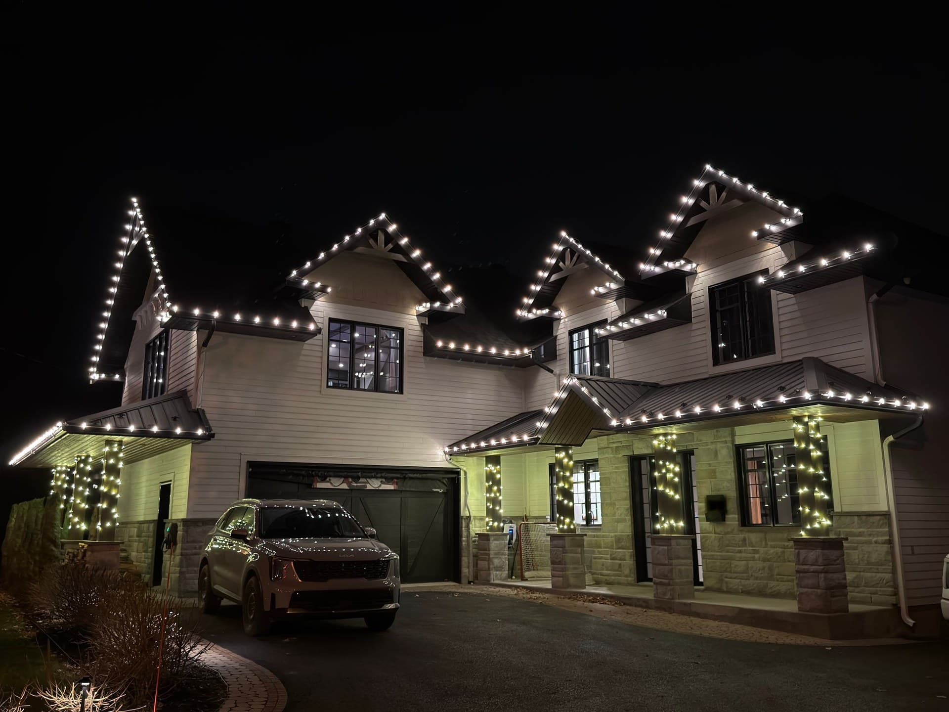 La même maison avec l'installation réelle de lumières de Noël, à Léry