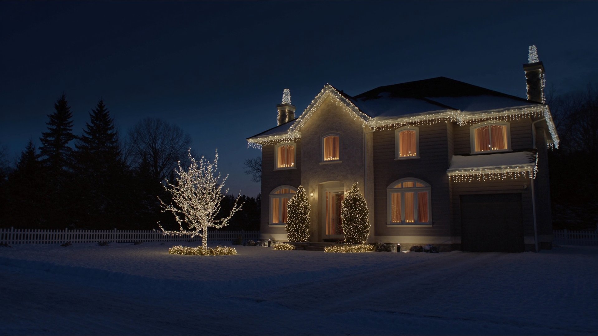 Maison résidentielle illuminée de lumières de Noël la nuit